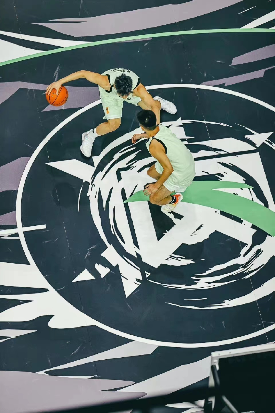 “要疯”六年，安踏与年轻人疯出“新宇宙”