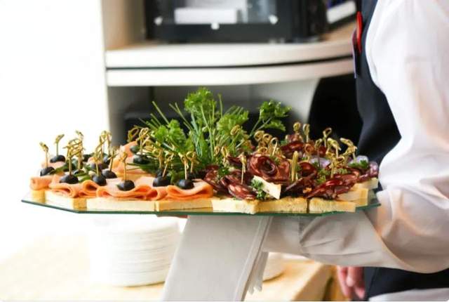 餐饮智能化：餐饮机器人正当时餐饮机器人的喜与忧