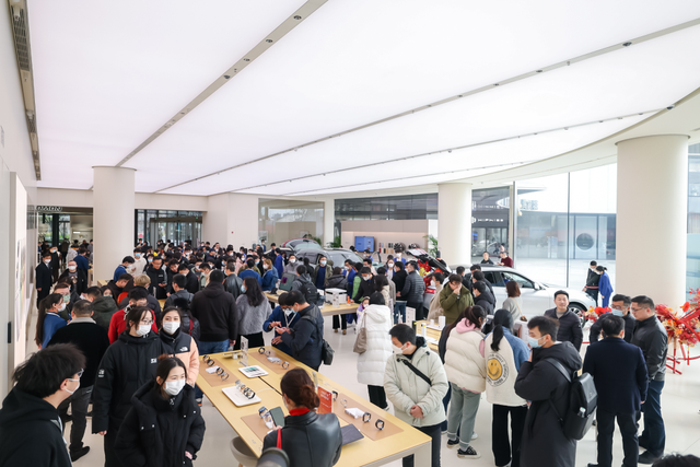 华为旗舰店·南昌万象城开业：全场景智慧生活的“江西样板”