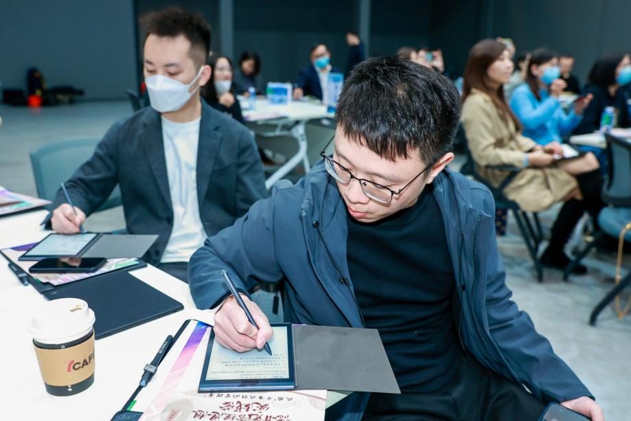 在“解剖”高端产品的价值体系后，我发现好的高端产品只是一张“入门券”