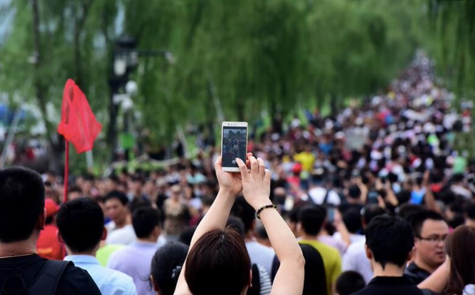 进淄赶烤、特种兵旅行，火爆的五一文旅市场也需要一点冷思考
