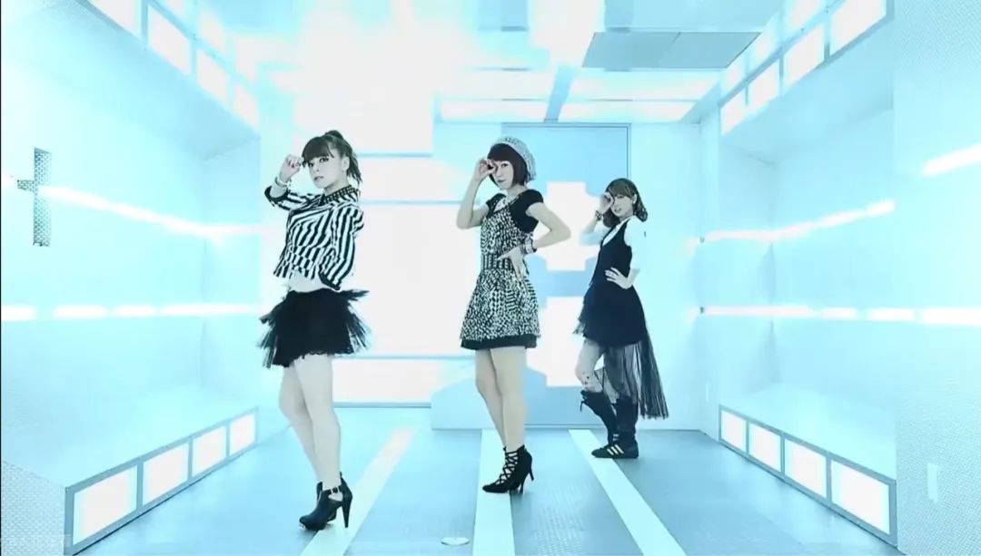 美依礼芽借《极乐净土》二度翻红，宅舞却成了“时代的眼泪”