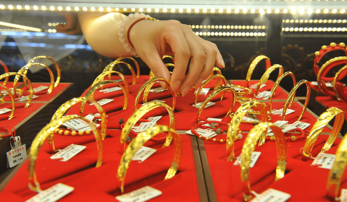 周大福下沉，不能只靠小红书