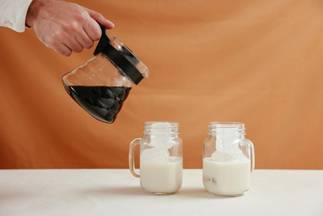 咖啡心智大战：抖音卷9.9，小红书拼口粮