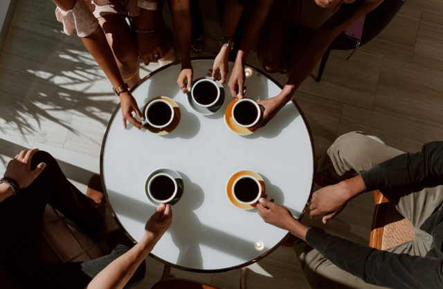 咖啡心智大战：抖音卷9.9，小红书拼口粮