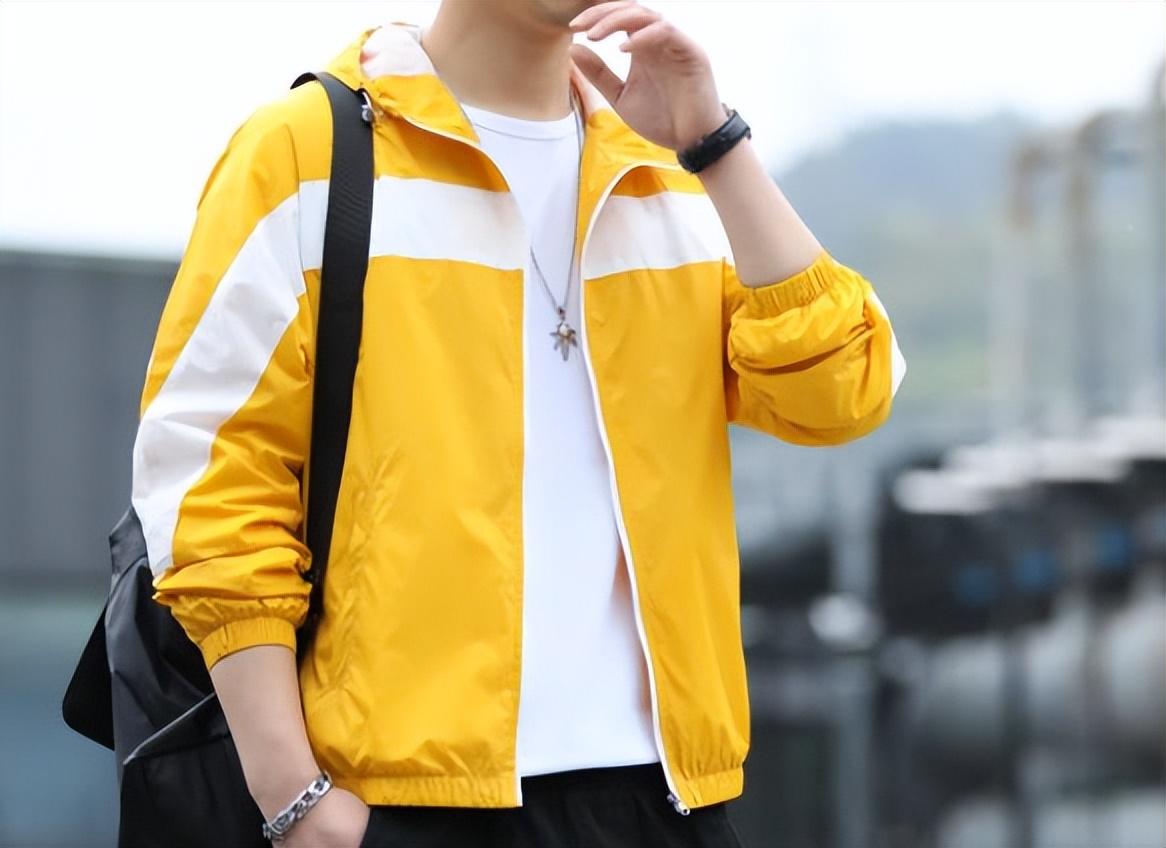 高温不断延续，被各大品牌盯上的防晒服真成一个好生意了？