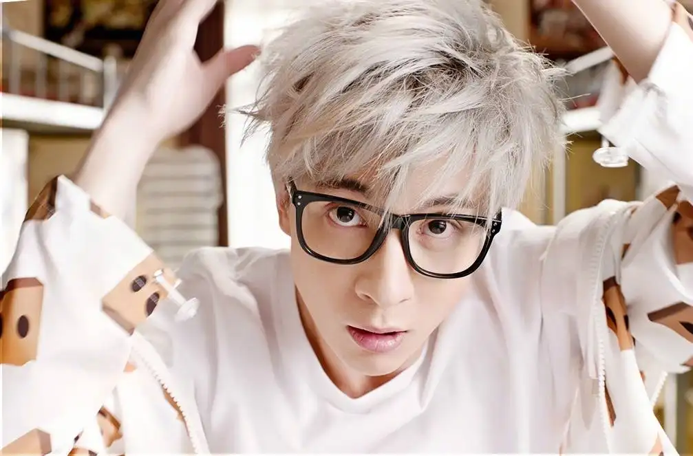 这些音乐人命运齿轮的转动时刻，背后是华语乐坛的兴衰变革