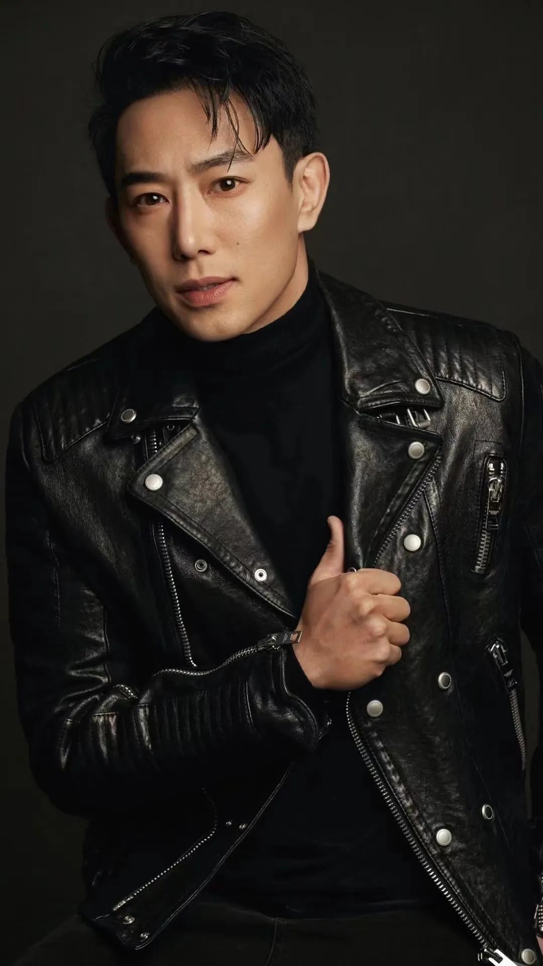 被《冰雪尖刀连》的二排长肖长贵的表演打动后，你会想认识演员薛奇