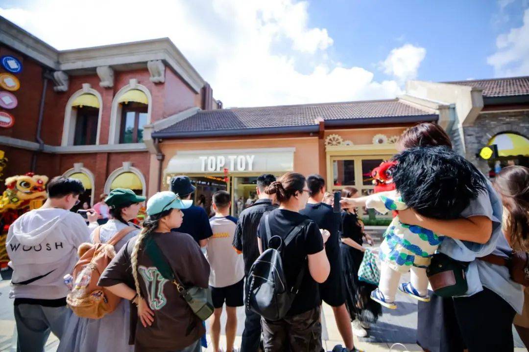 TOP TOY整活潮玩赛道，单店月业绩破三百万，八月GMV破亿