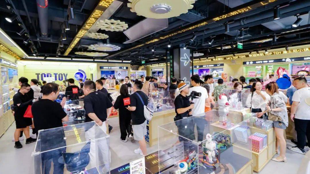TOP TOY整活潮玩赛道，单店月业绩破三百万，八月GMV破亿