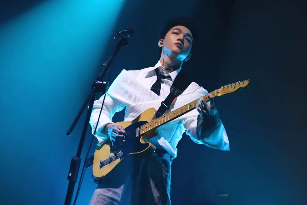 为什么很多外地音乐人都操着一口“京片子”？