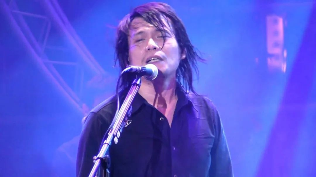 “摆烂”的伍佰收获出圈热度，演唱会本就不只有一种形态