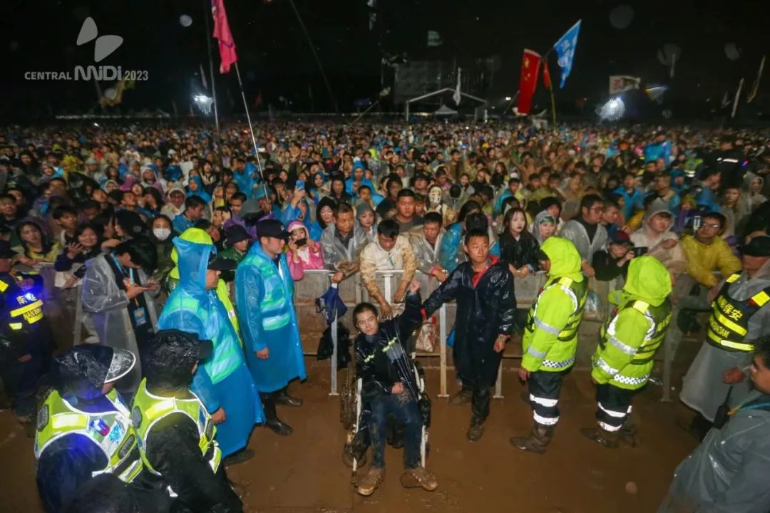 迷笛轮椅少年：脚从泥里拔出来时，我们都是摇滚明星