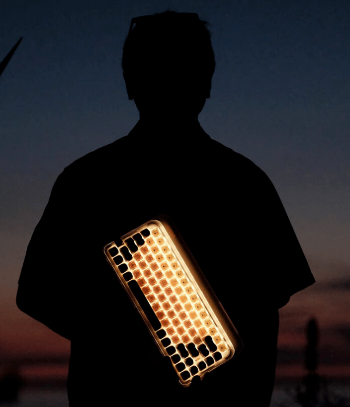 离谱，年轻人们去星巴克“抢”键盘