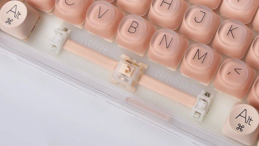 离谱，年轻人们去星巴克“抢”键盘