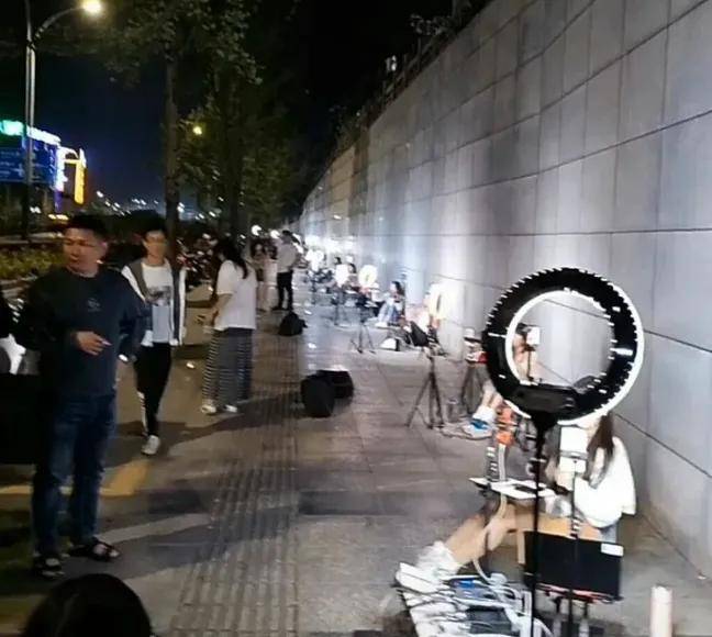 1508万人把直播当主业，为了一夜暴富他们拼了……