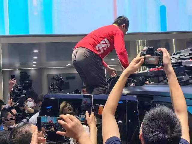 造车新势力“激战”北京车展，周鸿祎参展空手接流量