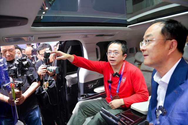 造车新势力“激战”北京车展，周鸿祎参展空手接流量