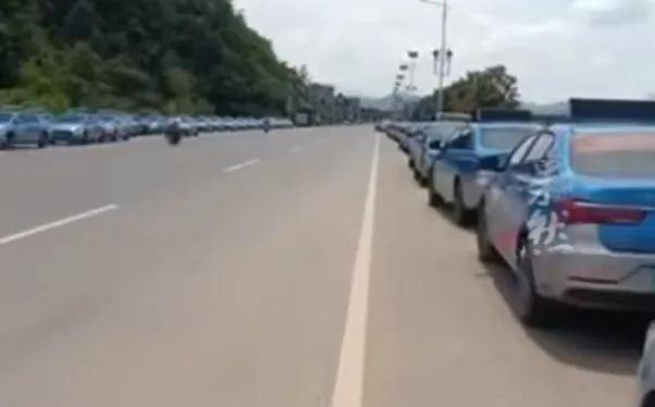 为了不让共享单车进城，出租车司机剑走偏锋杀红了眼……