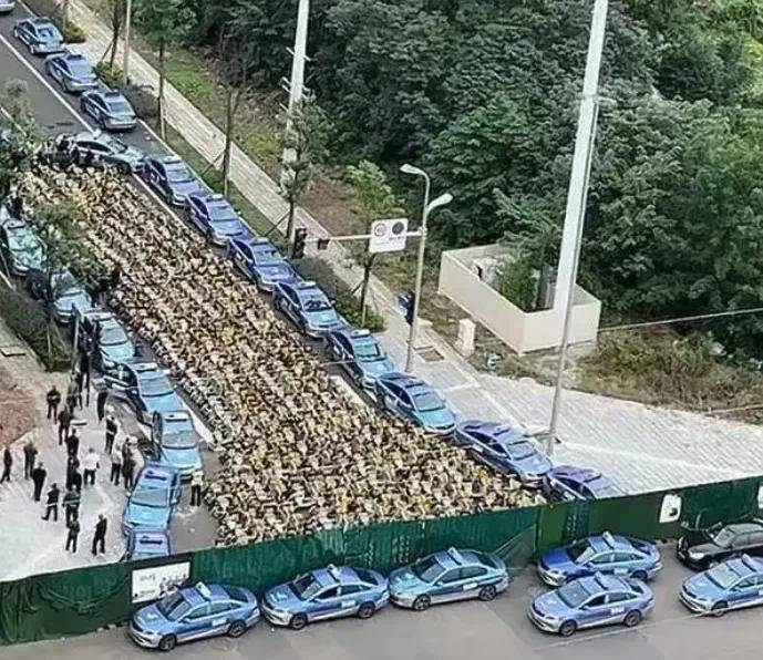 为了不让共享单车进城，出租车司机剑走偏锋杀红了眼……