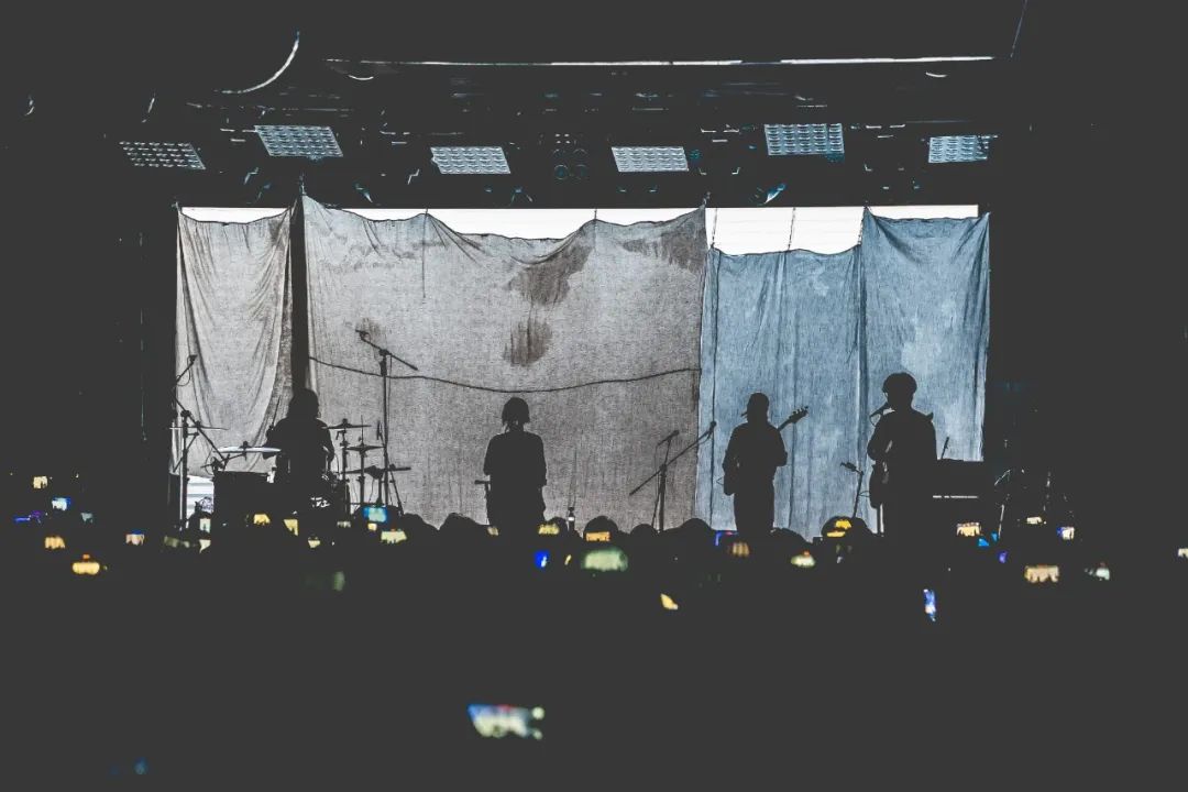 有人价过万，有人零元购，谁来决定演出票价高低？