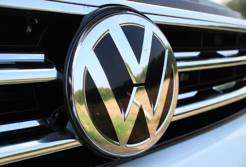 特斯拉、大众纷纷裁员，汽车巨头们这是怎么了？