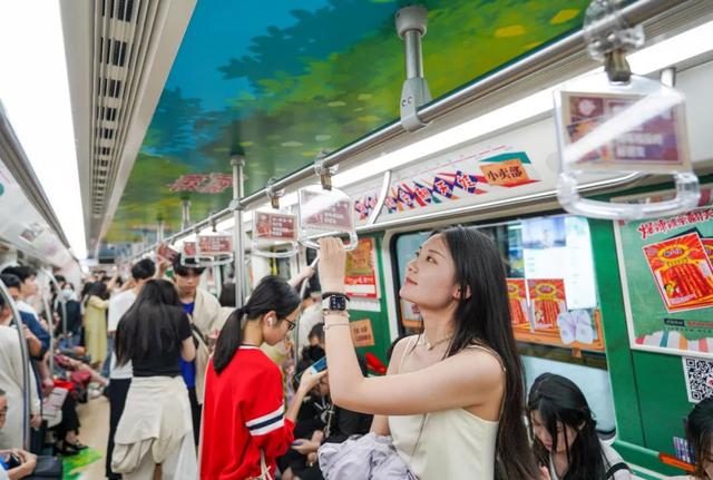 翻天娃时光列车于地铁1号线闪耀启程，五一站厅活动再掀品牌热潮