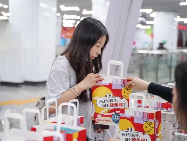 翻天娃时光列车于地铁1号线闪耀启程，五一站厅活动再掀品牌热潮