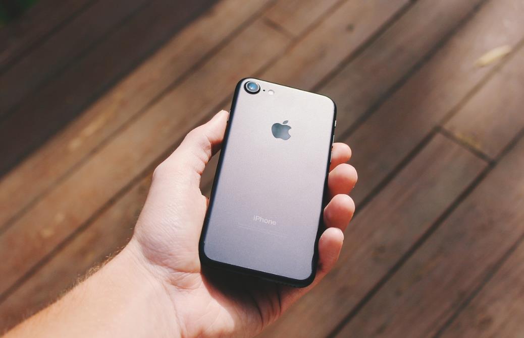 大砍苹果一刀，巴菲特突然大撤退到底发生了什么？