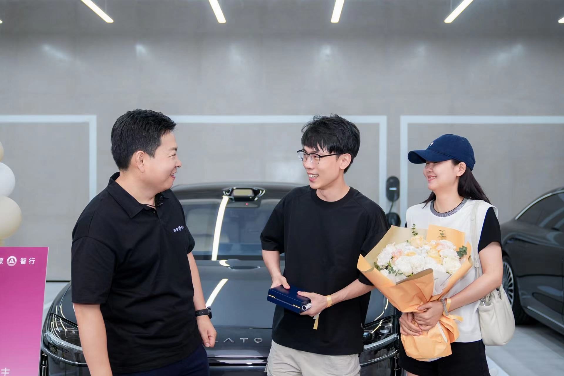 享界S9开启全国交付，余承东为杨幂等上海首批车主交付新车