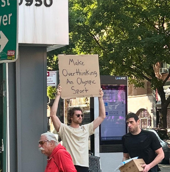 中年“夹心人”，用电视缓解“精神内耗”