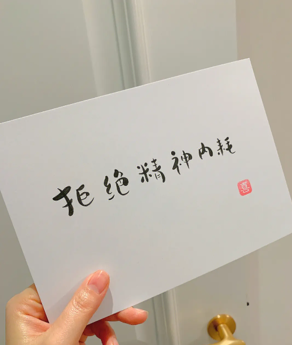 中年“夹心人”，用电视缓解“精神内耗”