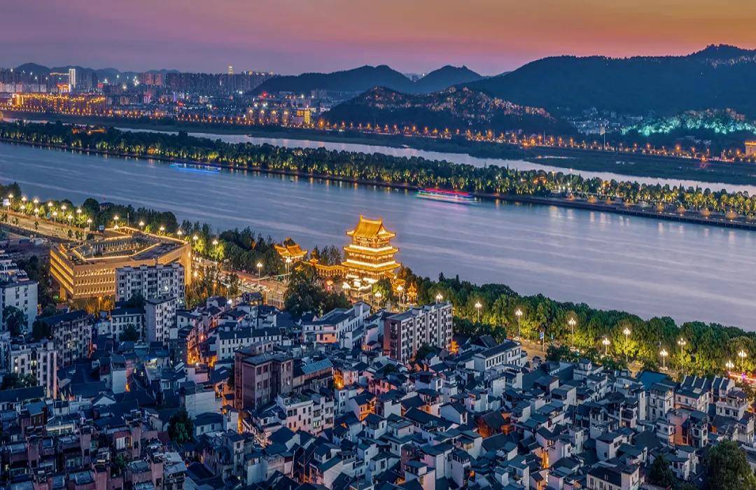 天心阁起百年光，新潮消费筑辉煌