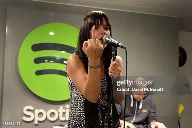 当一位有800万听众的歌手决定“下海”OnlyFans