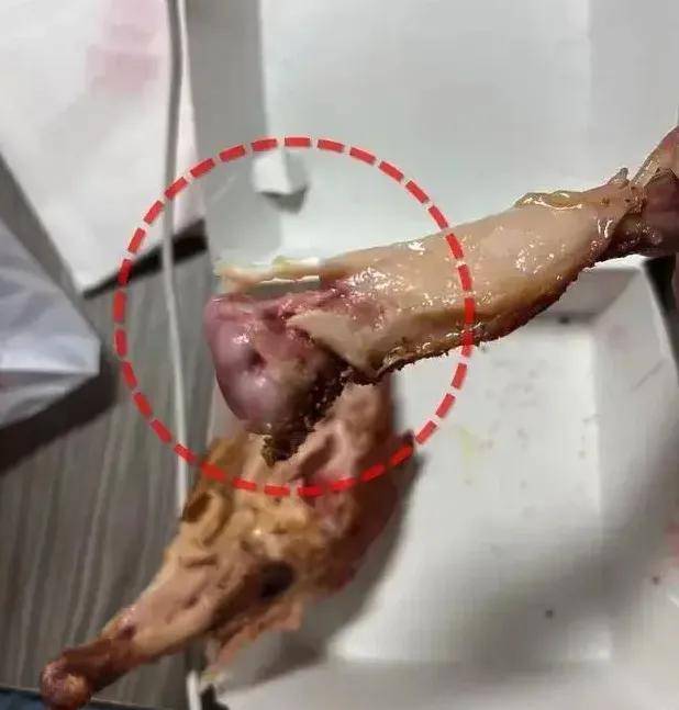 塔斯汀中国汉堡又叒给顾客吃生肉！网友：请别再碰瓷国货了