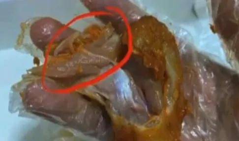 塔斯汀中国汉堡又叒给顾客吃生肉！网友：请别再碰瓷国货了