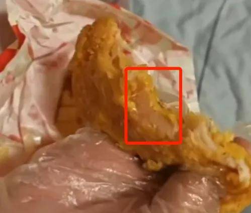 塔斯汀中国汉堡又叒给顾客吃生肉！网友：请别再碰瓷国货了