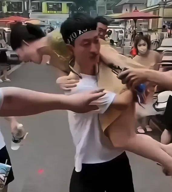 一声干妈捞走55万养老金，网红收割老人开始上剧情演绎了……