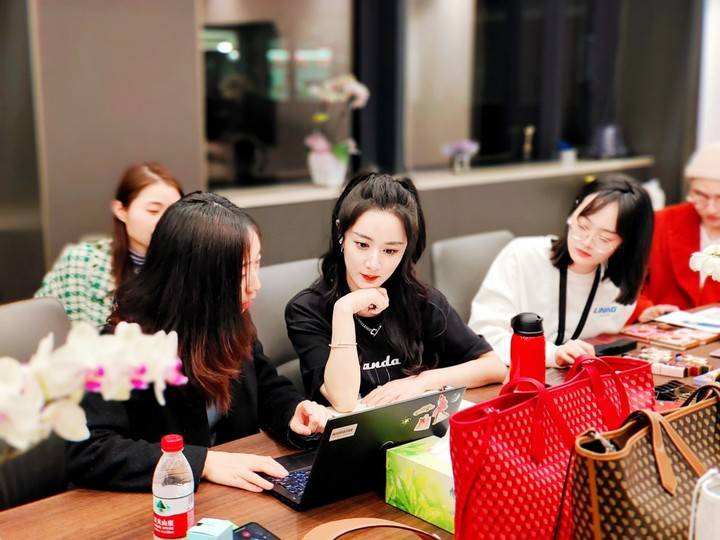 直播狂飙近10年，薇娅等“播一代”们如今怎么样了？