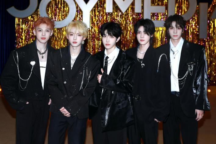 以男团标准定义团播，「专业玩家 」终于正式下场？