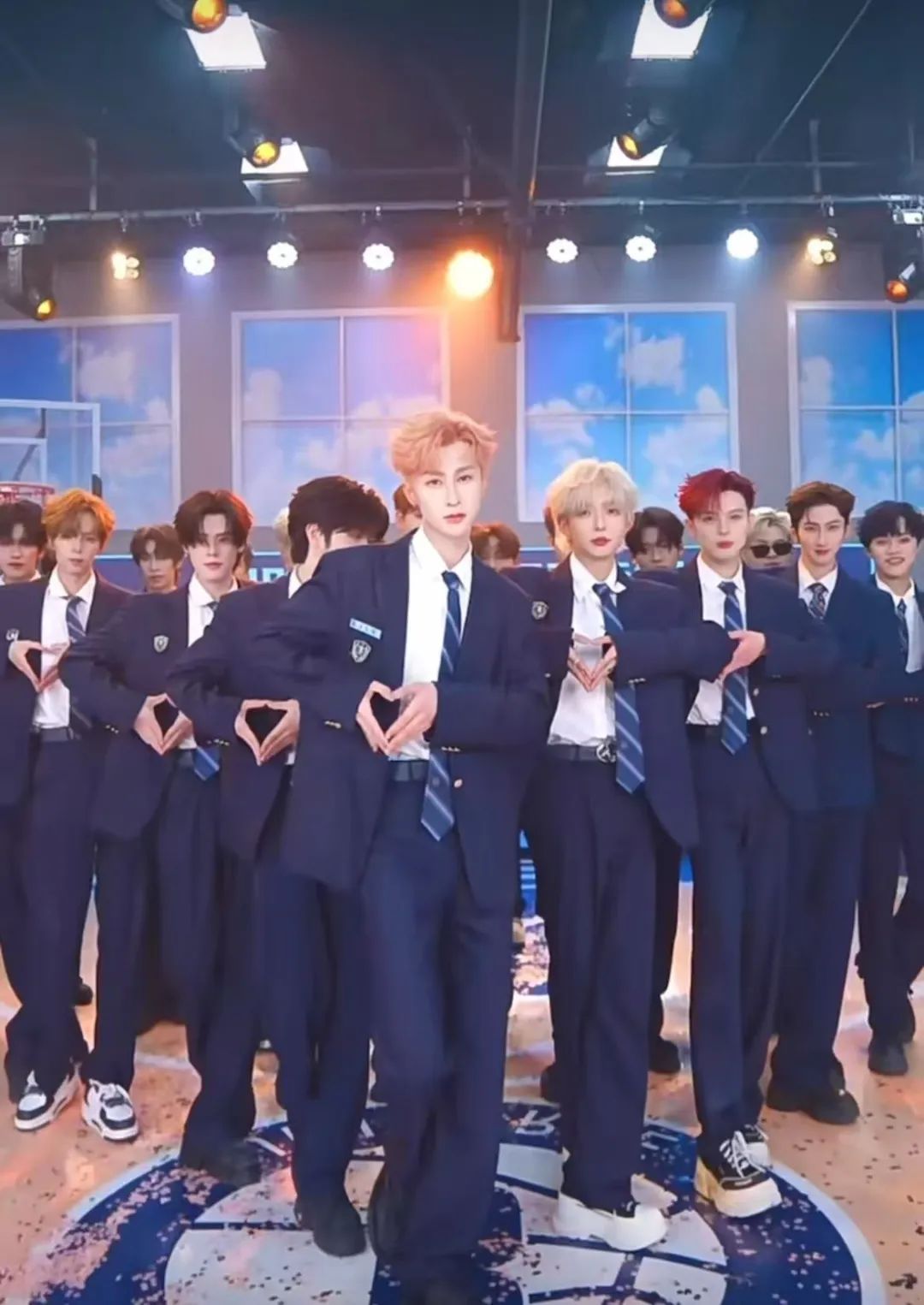 以男团标准定义团播，「专业玩家 」终于正式下场？