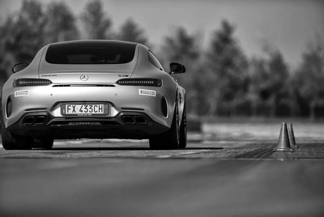 蔚来、问界步步紧逼！奔驰跑不动了！