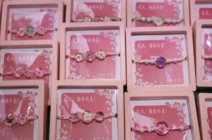 时入700，净赚50万…热搜上又挂满了摆摊暴富的年轻人