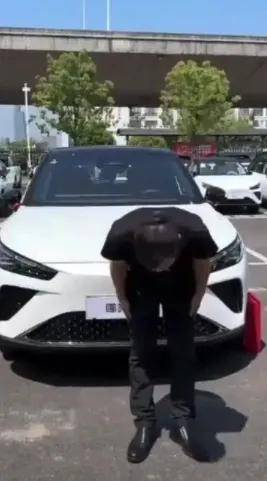 等不到配件17万的车变老头乐，46万哪吒车主排队破防……