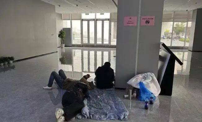 哪吒汽车挺不住了？传解散研发，供应商围堵总部打地铺讨债