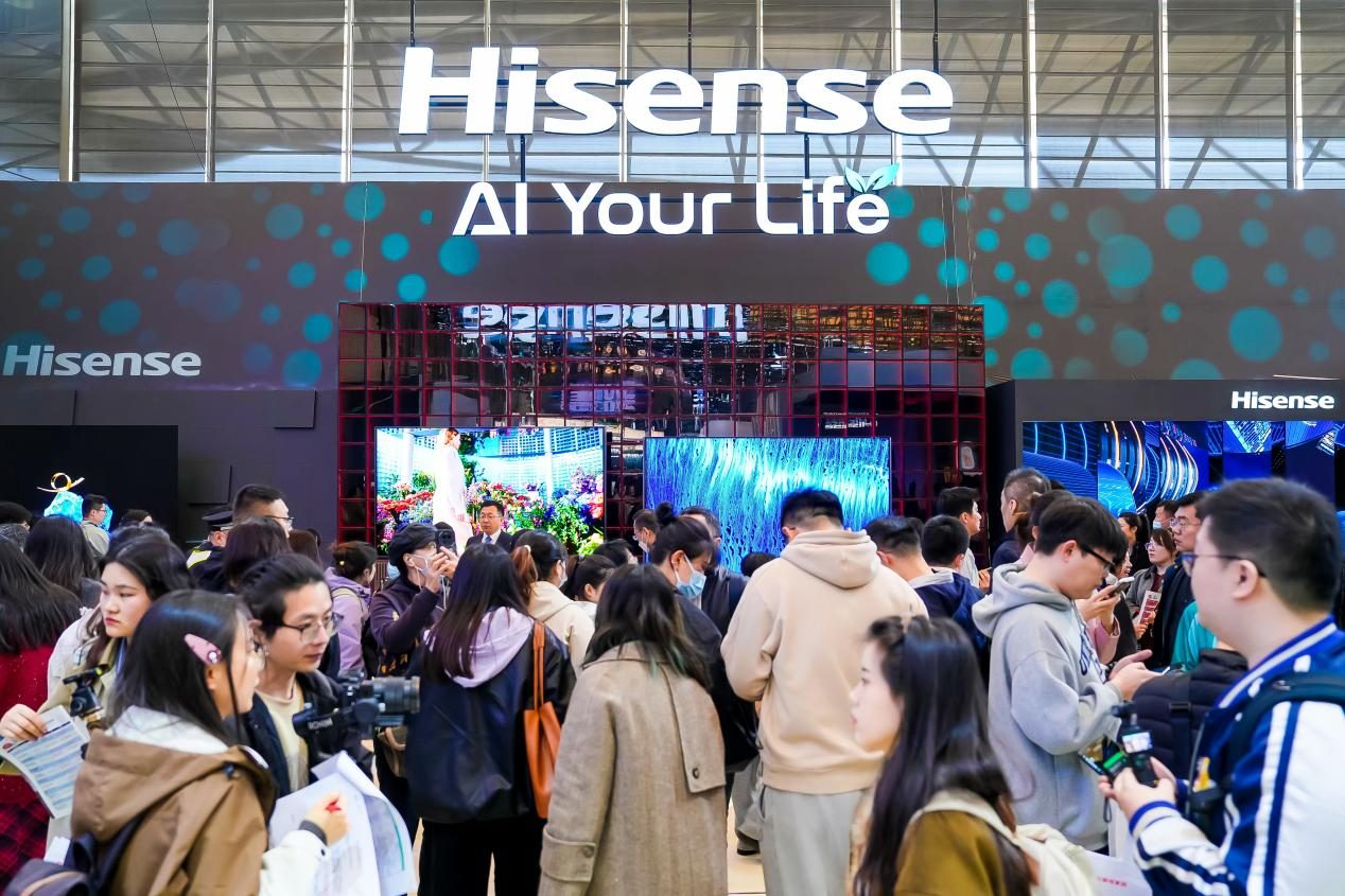 海信全球首款116英寸RGB-Mini LED亮相上海AWE展