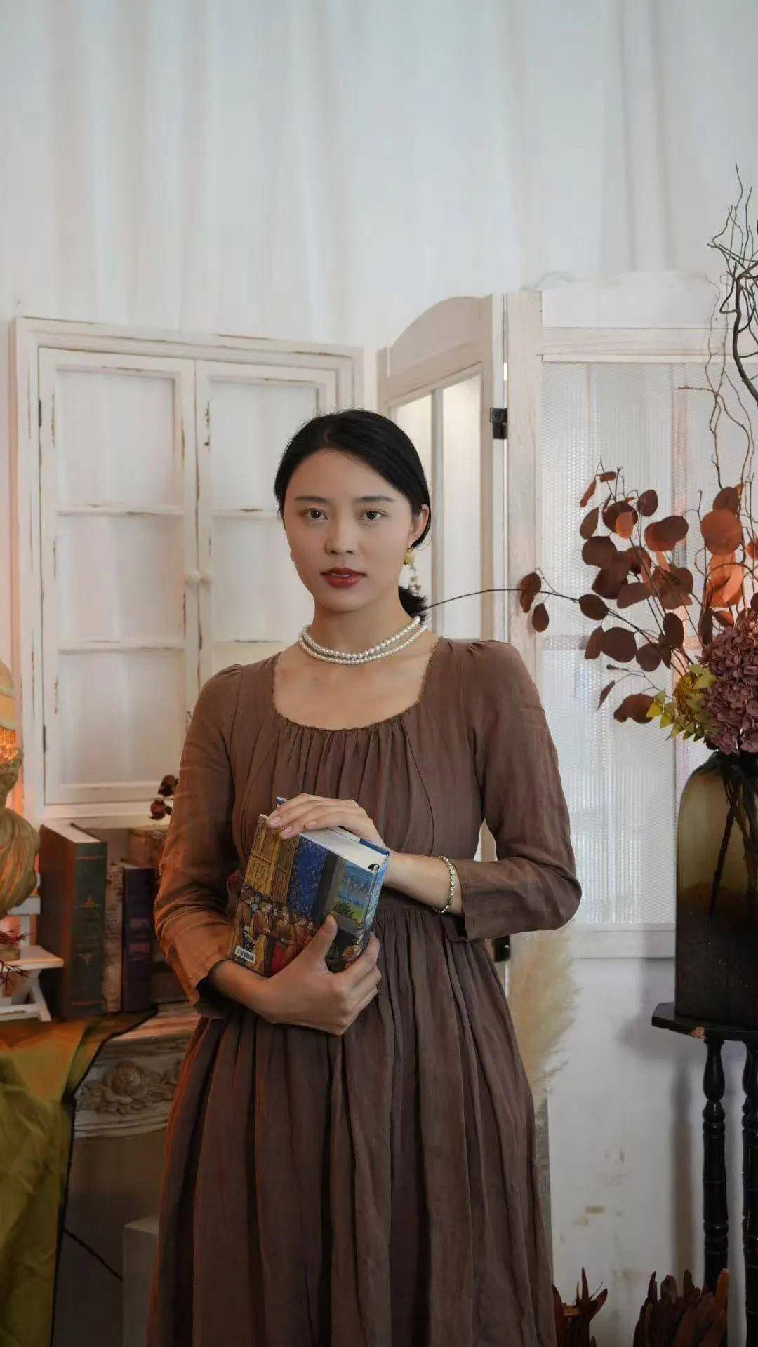 美女诗蝶：从时尚模特到抖音花艺师的华丽转身