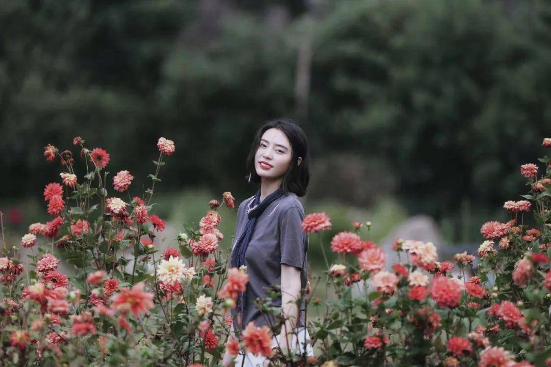 美女诗蝶：从时尚模特到抖音花艺师的华丽转身