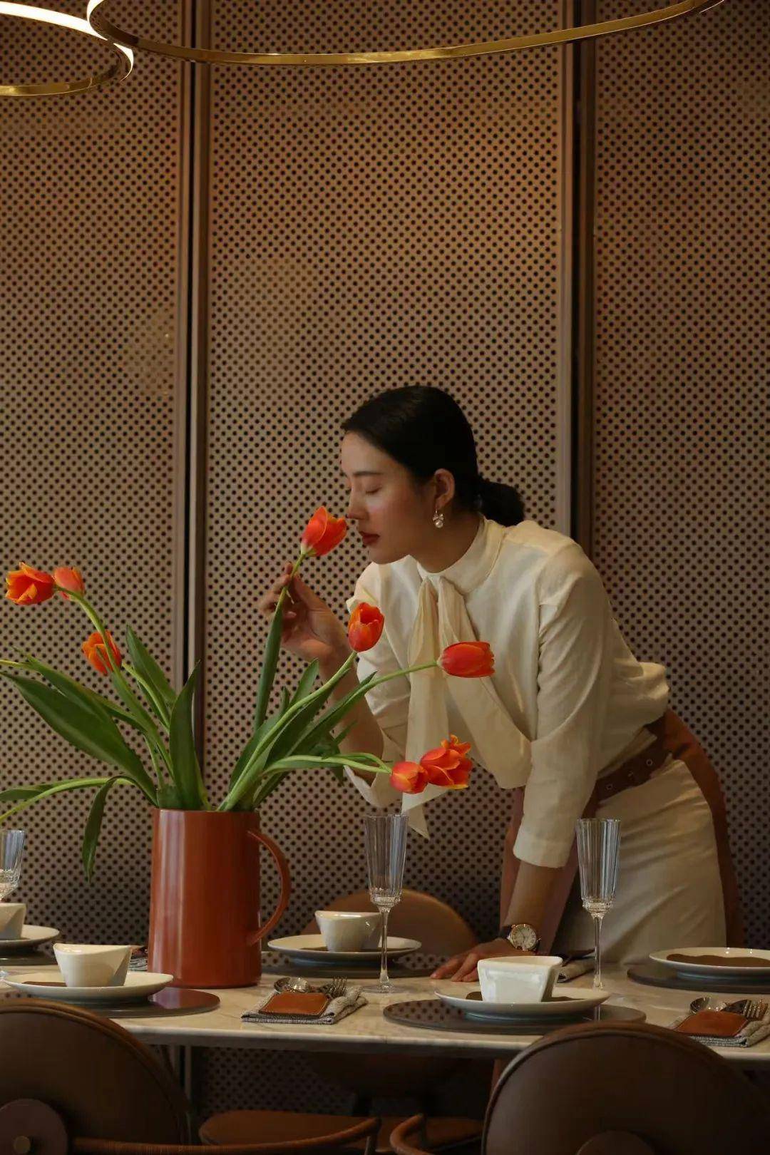 美女诗蝶：从时尚模特到抖音花艺师的华丽转身