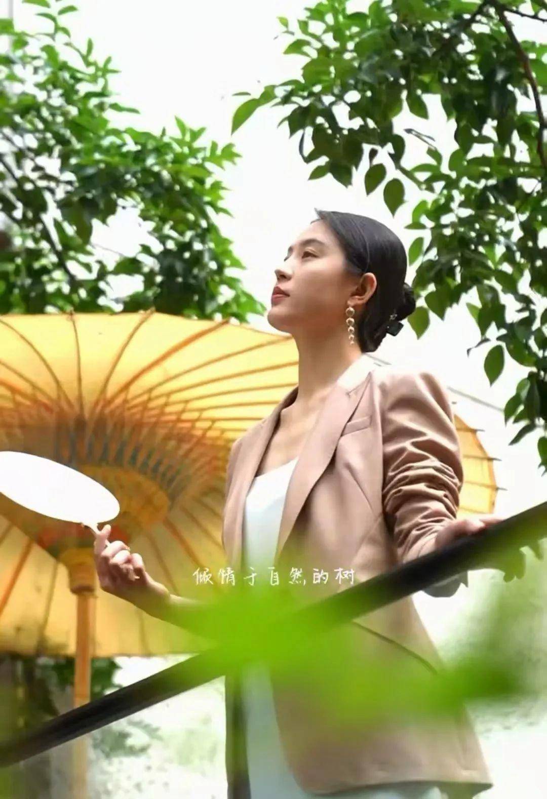 美女诗蝶：从时尚模特到抖音花艺师的华丽转身